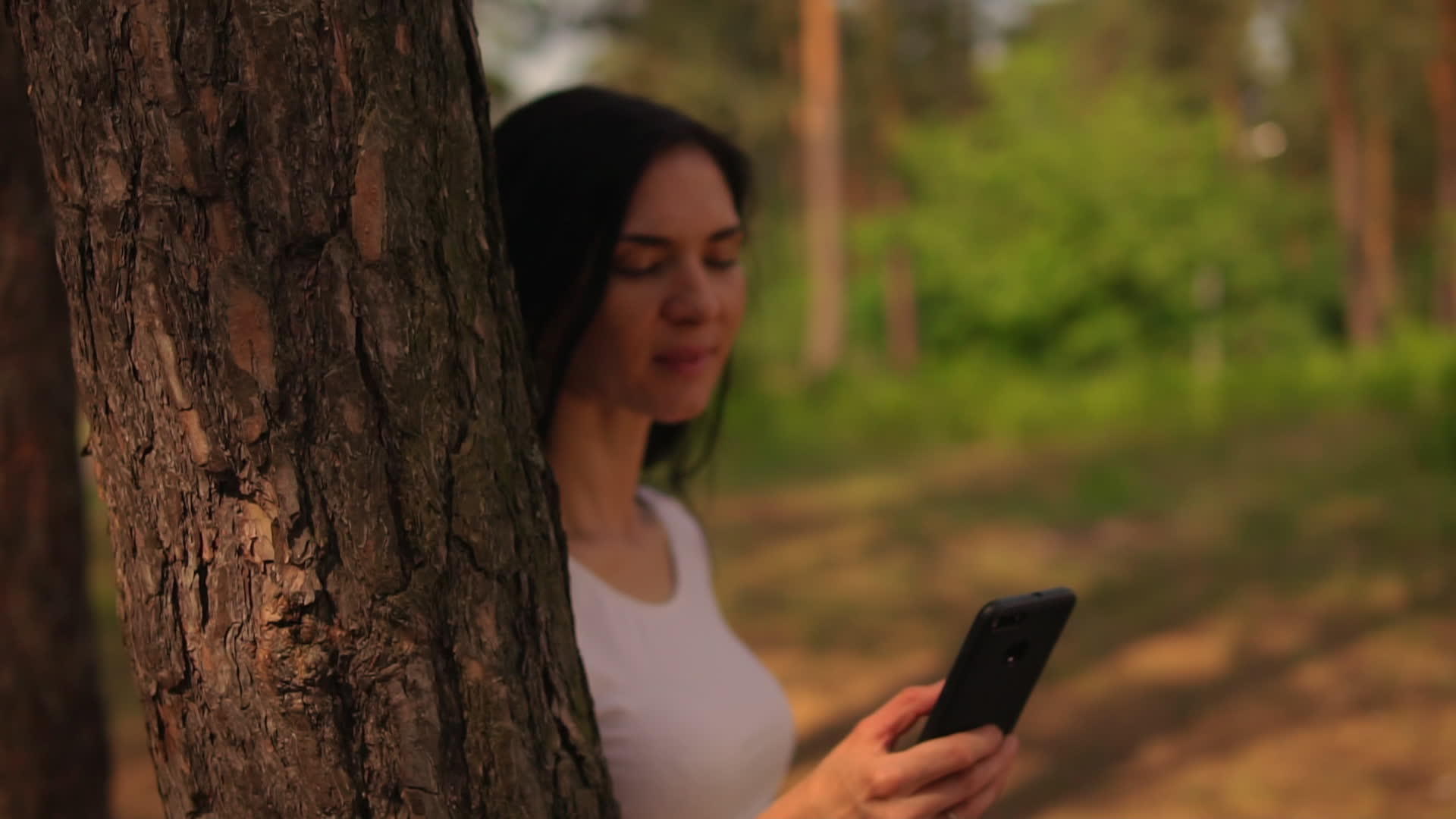 在森林中与女性密切接触视频的预览图
