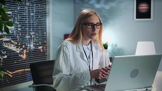 女性心理健康专家通过计算机为患者提供在线治疗课程视频的预览图