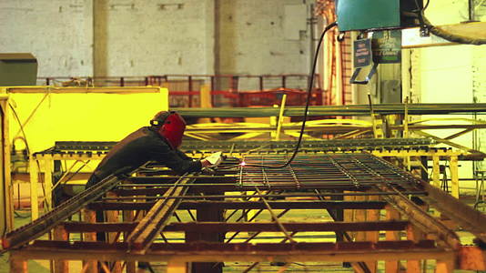 钢铁建筑工人焊接在保护口罩中视频的预览图