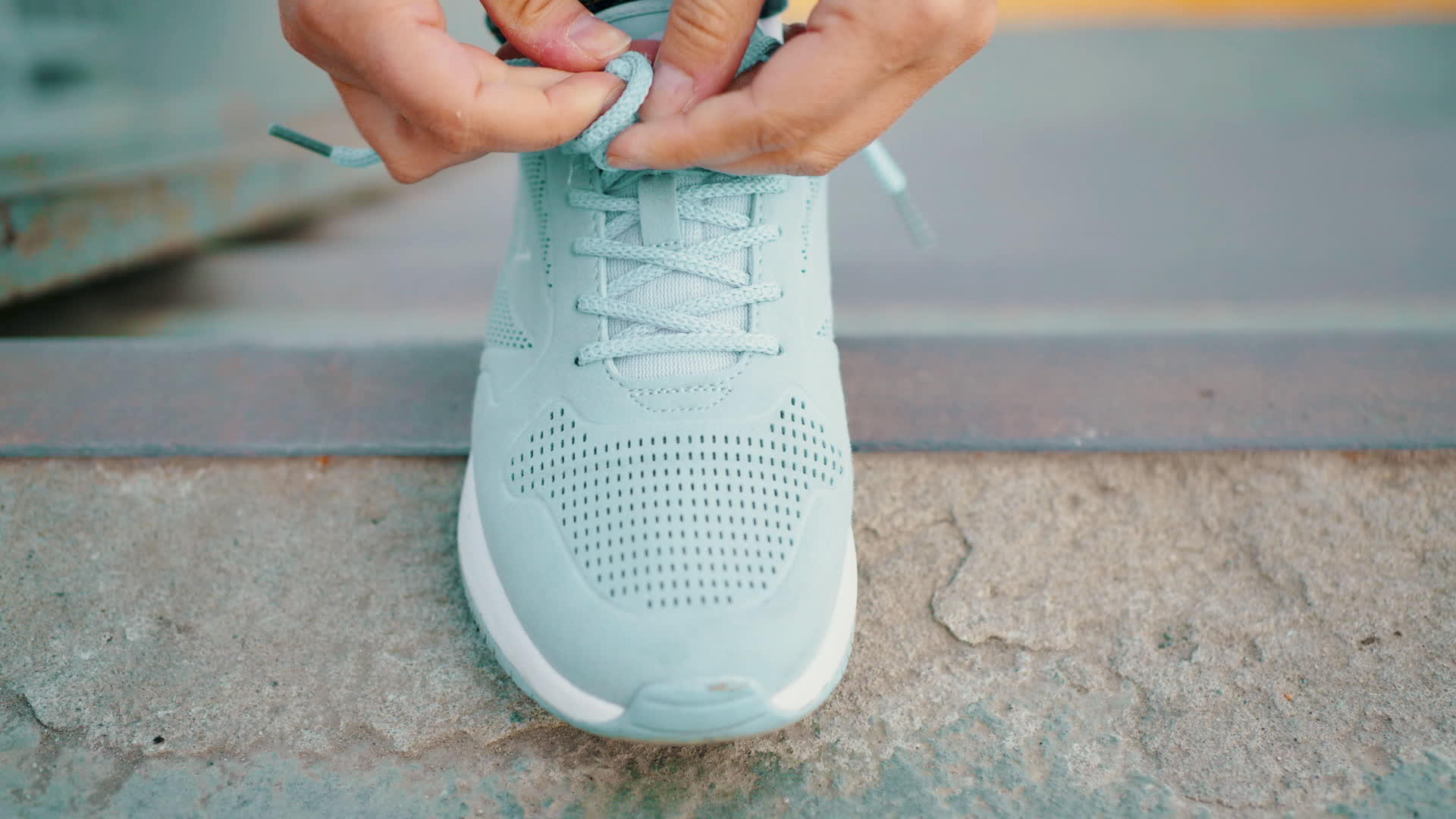 女人在运动鞋上系鞋带跑步锻炼手指女人把鞋带系在运动鞋上视频的预览图