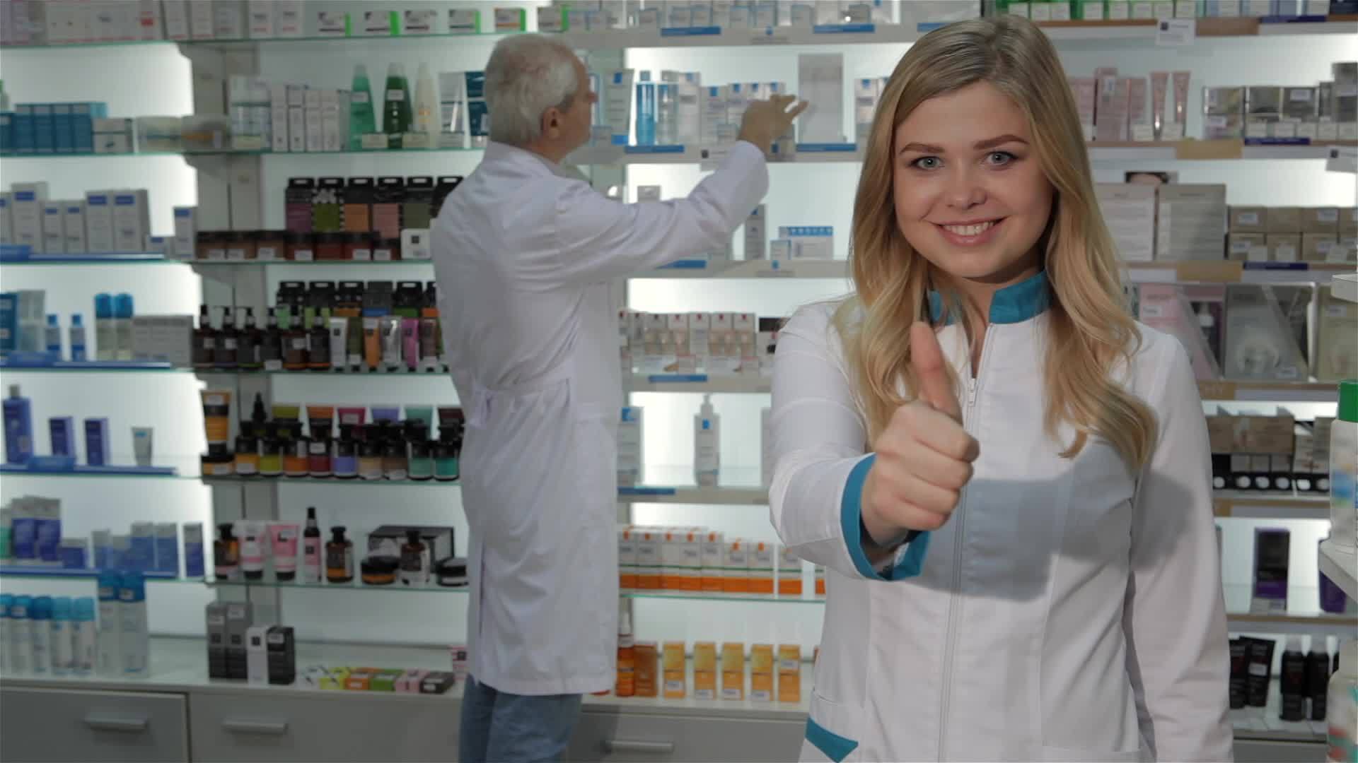 女药剂师在药店露出拇指视频的预览图