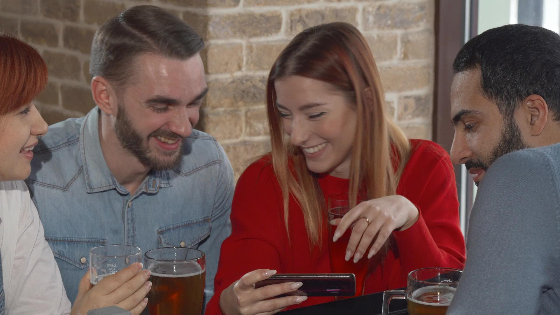 酒吧里的年轻人一起喝啤酒视频的预览图