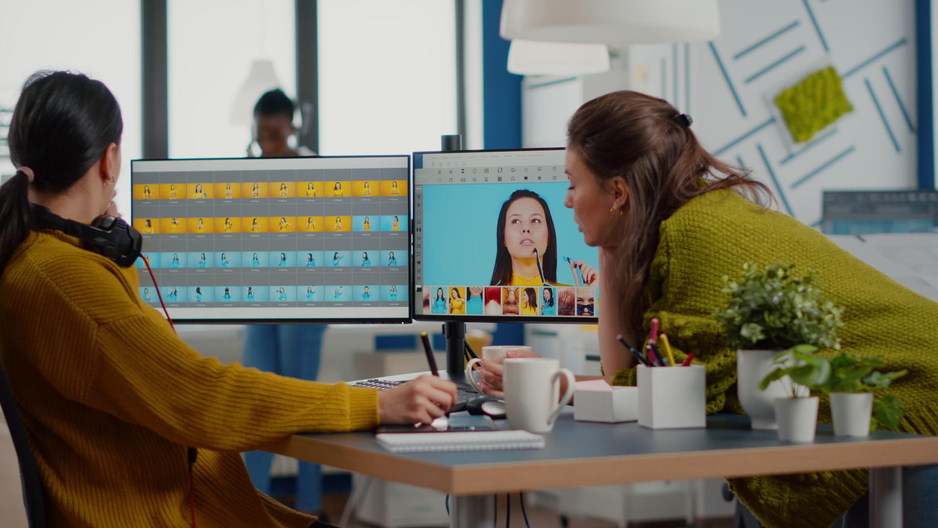 女修补员小组工作人员使用现代照片编辑软件应用程序视频的预览图