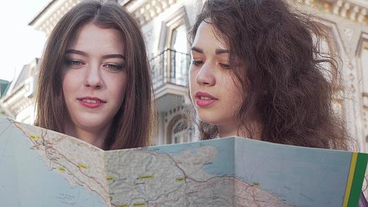 两名年轻女性的庄稼是用地图拍摄的视频的预览图