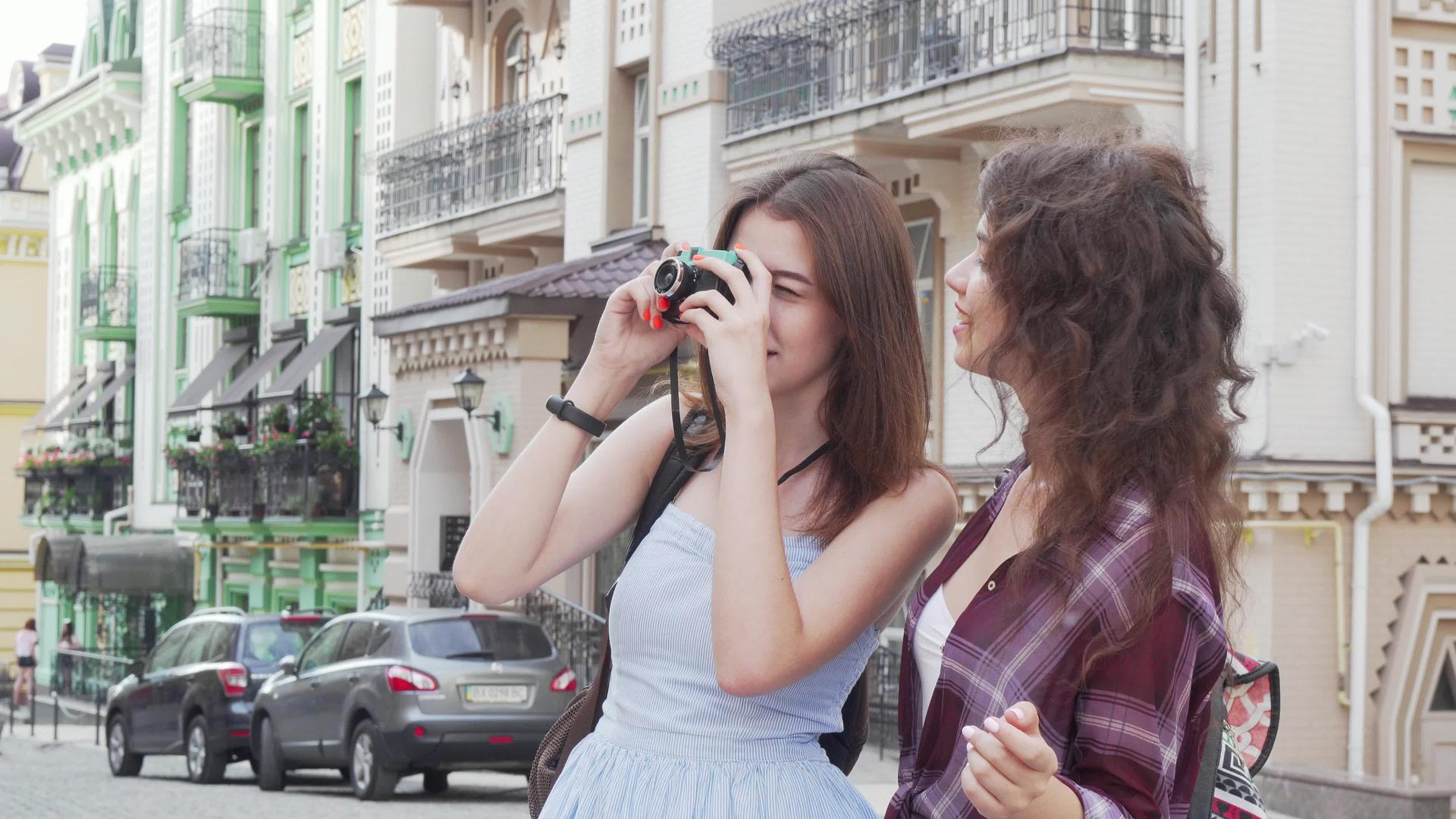两个可爱的女朋友在一起旅行时拍下了城市的照片视频的预览图