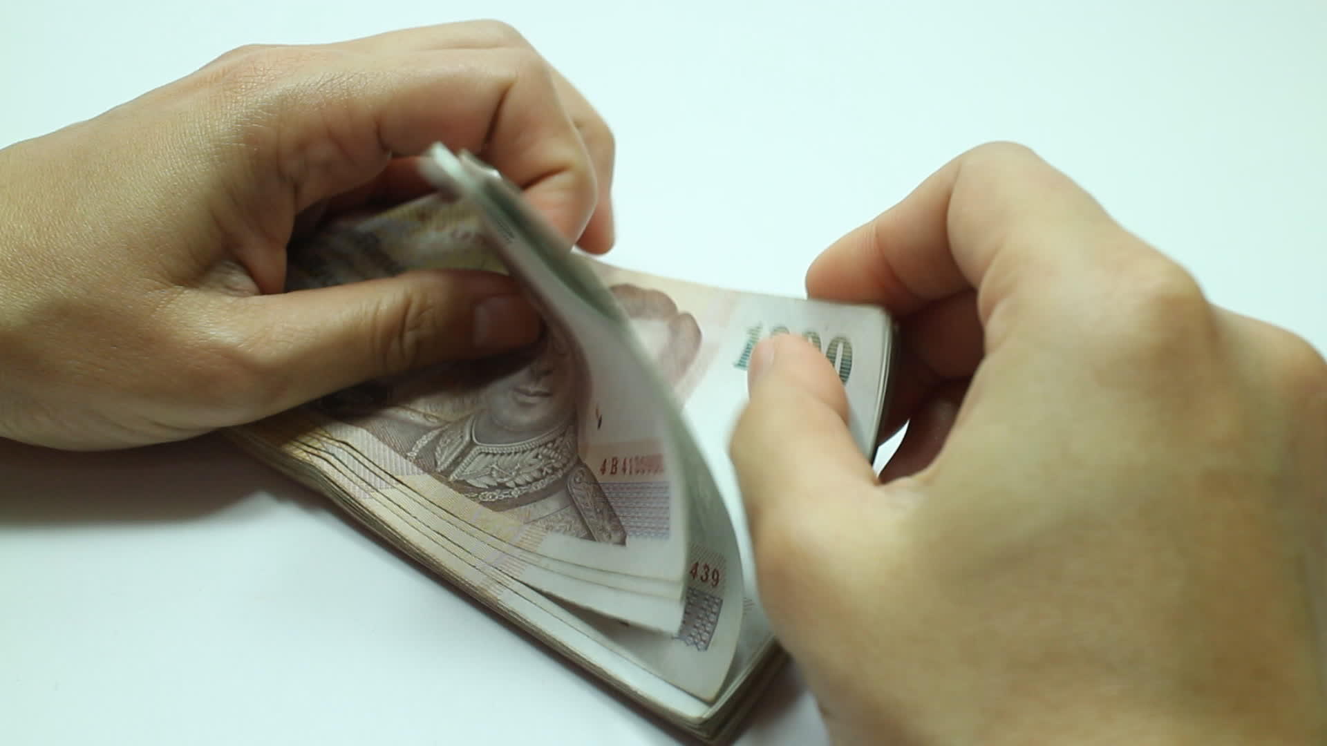 女性计数泰铢钞票视频的预览图