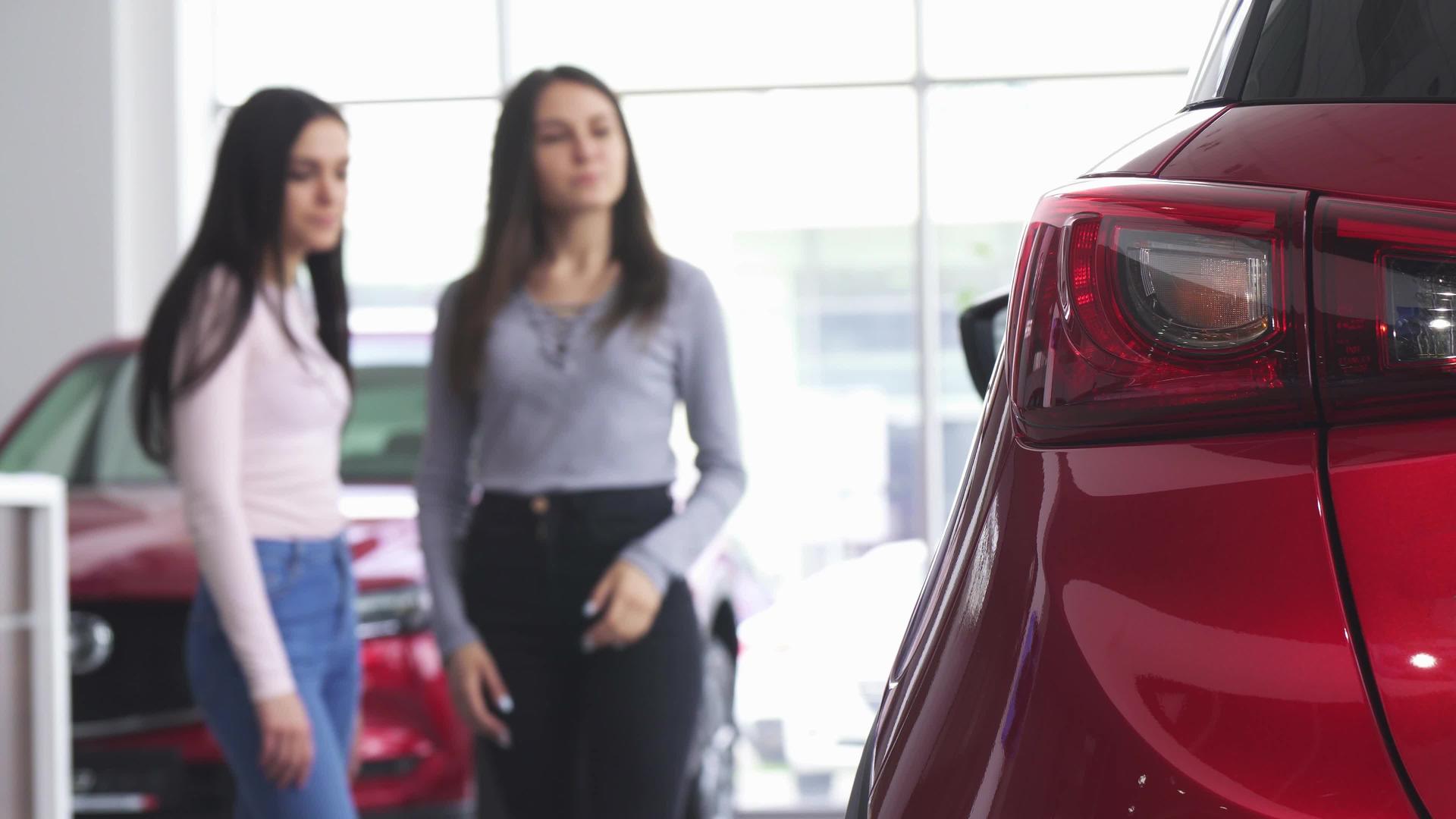 两名妇女在经销商展厅讨论了一辆新车视频的预览图