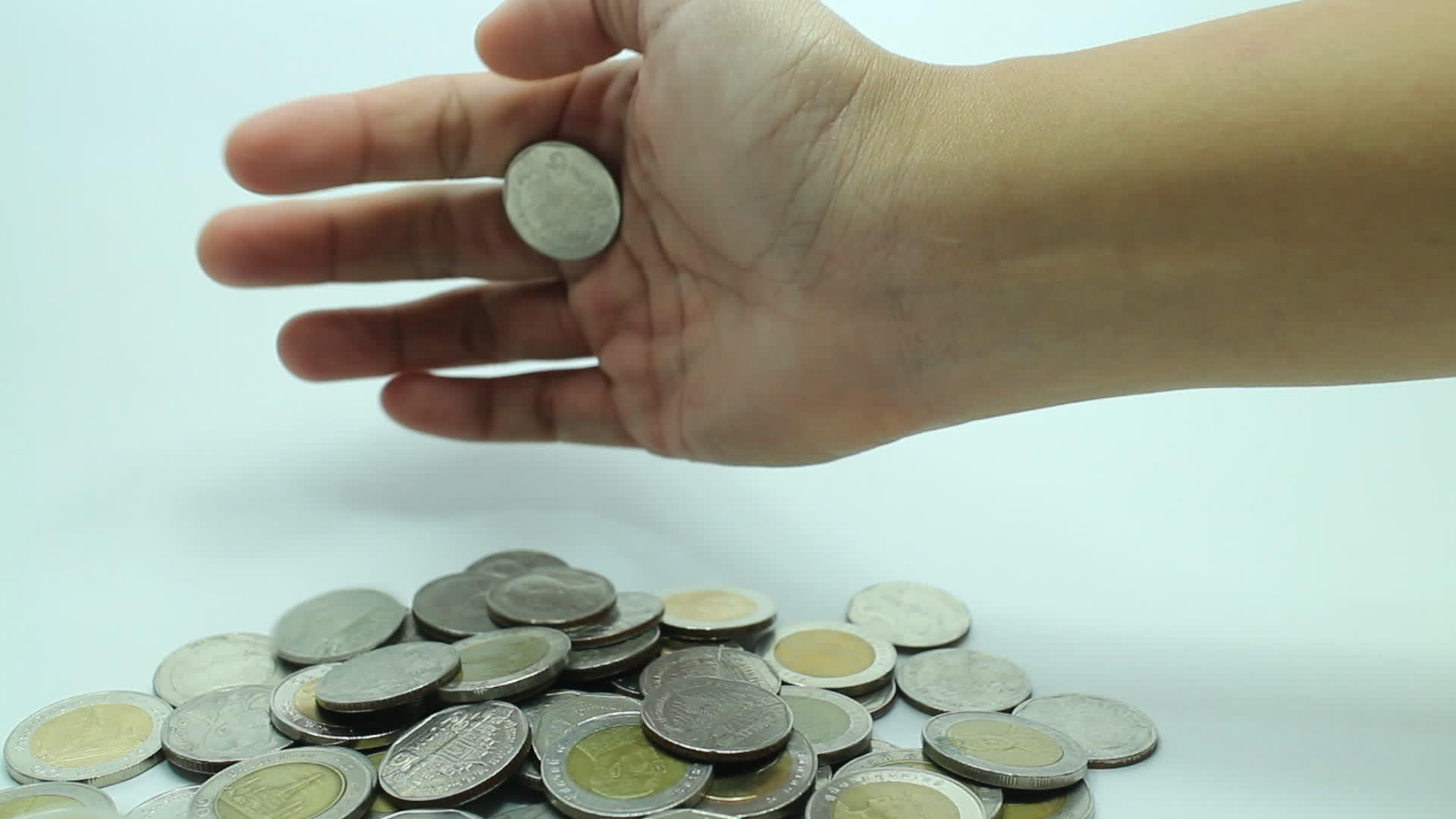 女性解开泰铢硬币视频的预览图