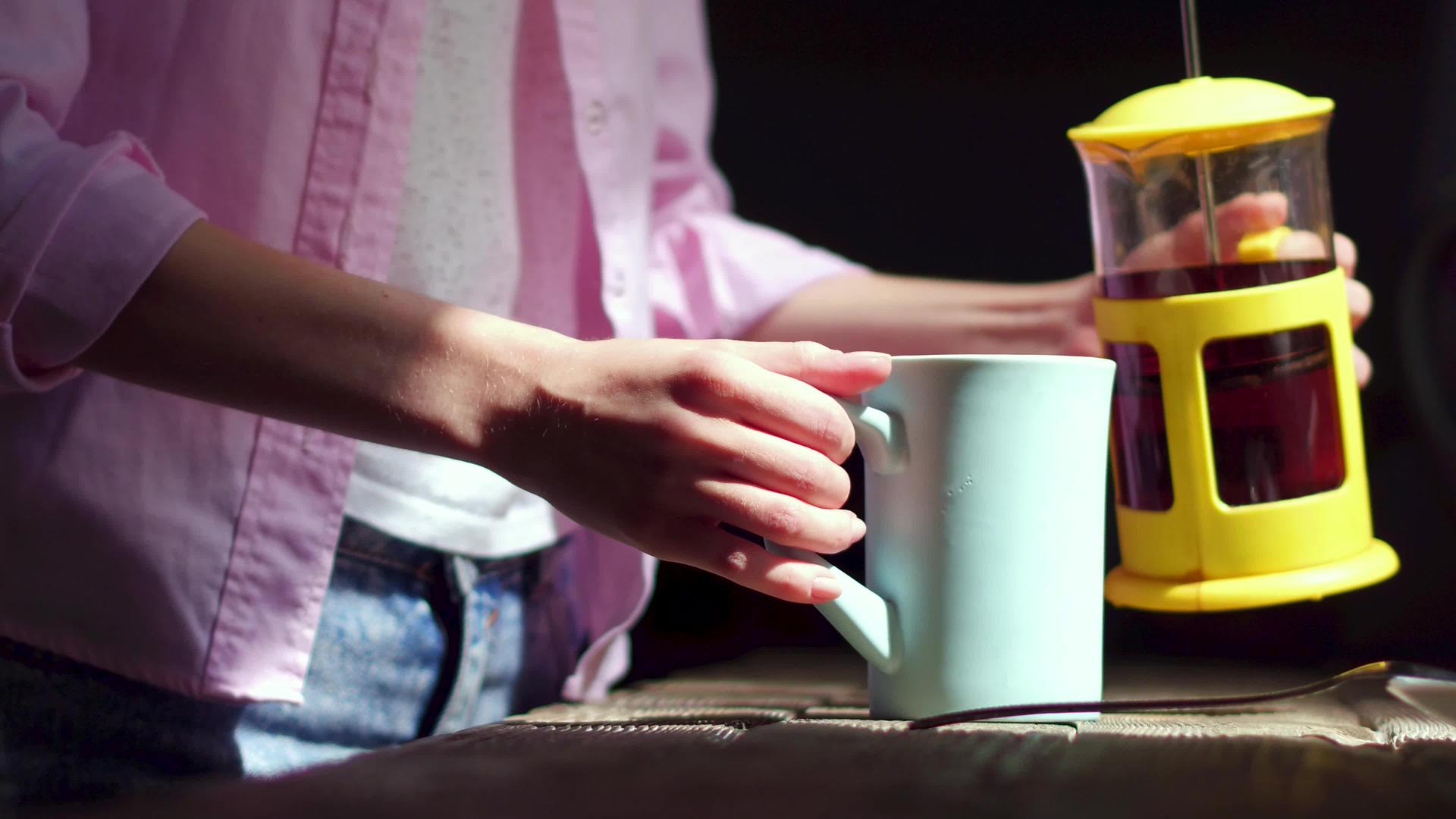 小女人用白杯倒茶视频的预览图