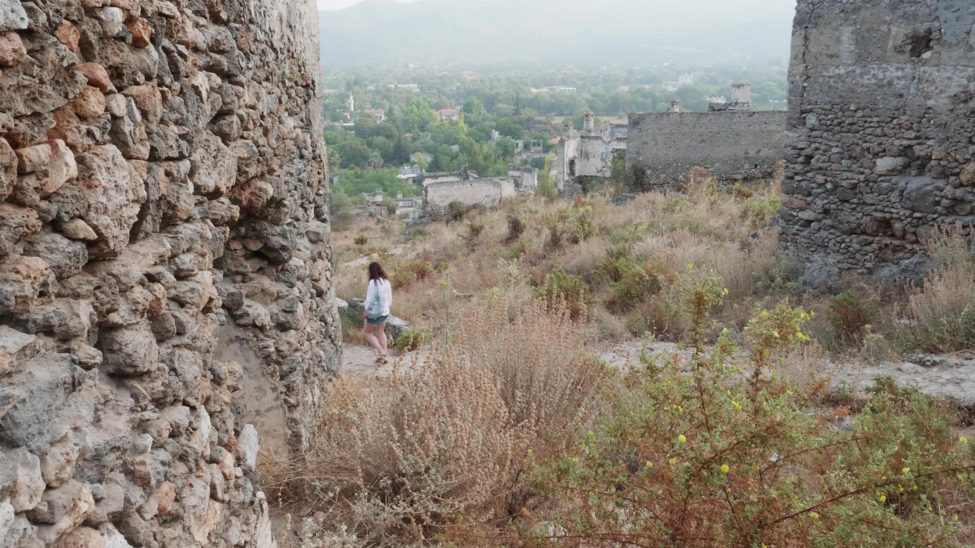 妇女在古代废墟附近行走视频的预览图