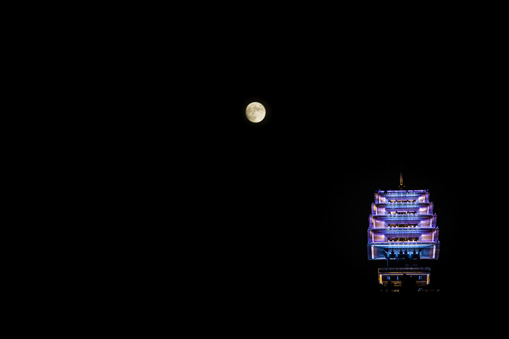 8K延时长焦拍摄杭州地标东来阁正月十五的圆月视频的预览图