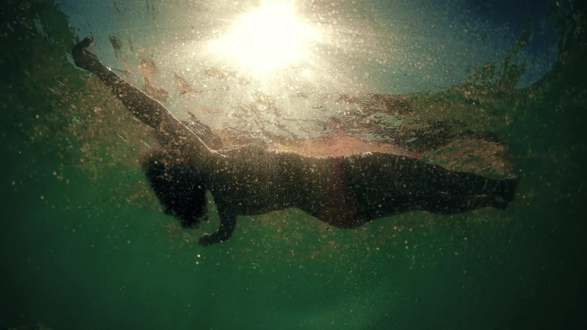 女人在水上漂浮日落海底视频的预览图