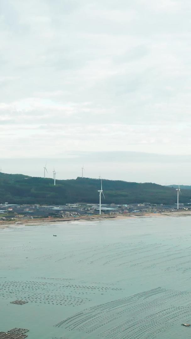 海岸线上的风车航拍视频的预览图