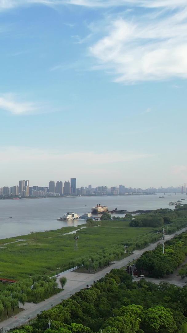航拍城市蓝天白云晴天自然天气地标建筑天际线高楼长江江景素材视频的预览图