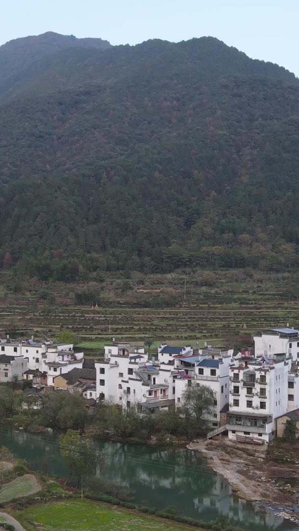 江西婺源群山环绕的古村落旅游资料视频的预览图