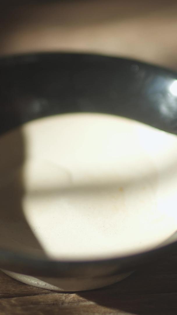 实拍中秋制作月饼蛋黄落入碗中视频的预览图
