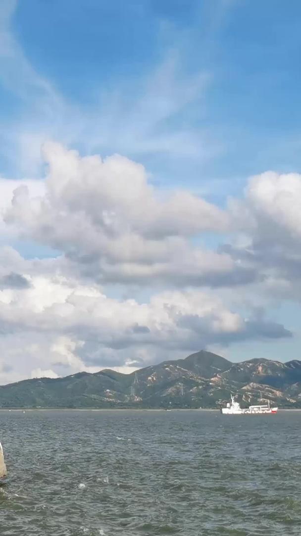 晴朗的天空下海岸边的白灯塔视频的预览图
