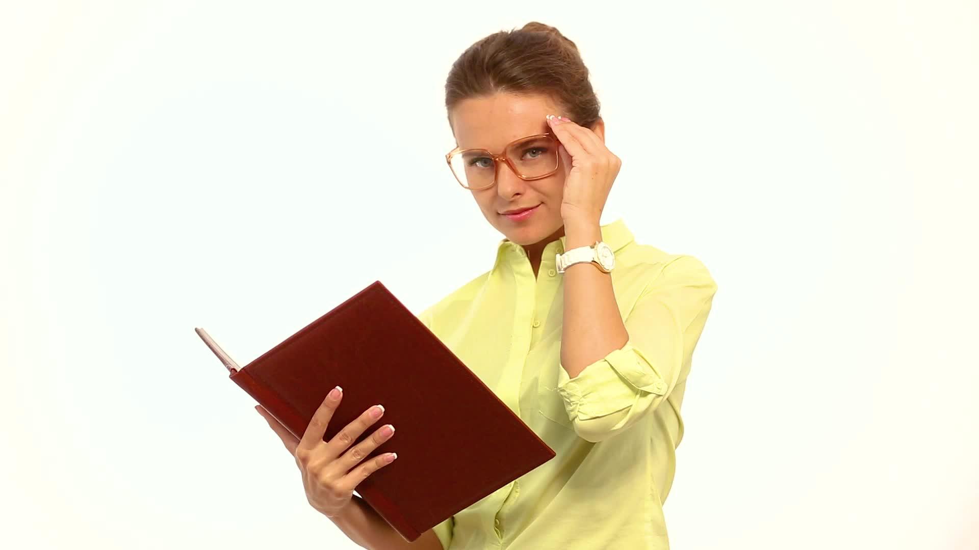 美女戴文件眼镜视频的预览图