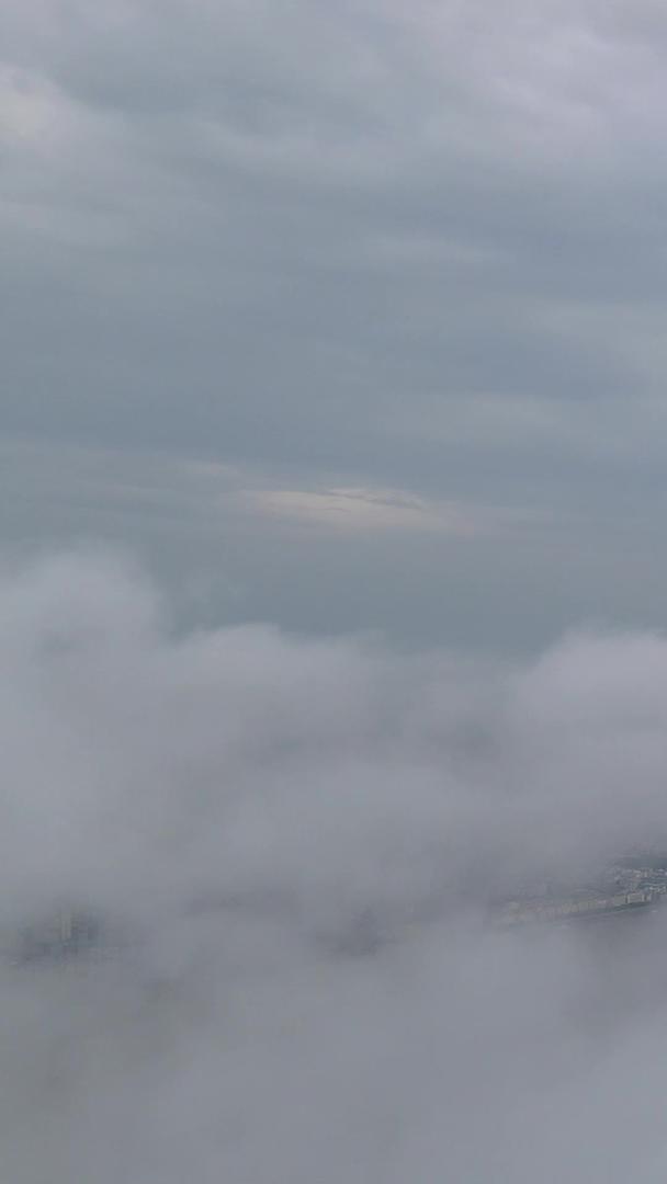 航拍风景城市流动的白云天空俯瞰长江江景道路桥梁城市高空穿云素材视频的预览图