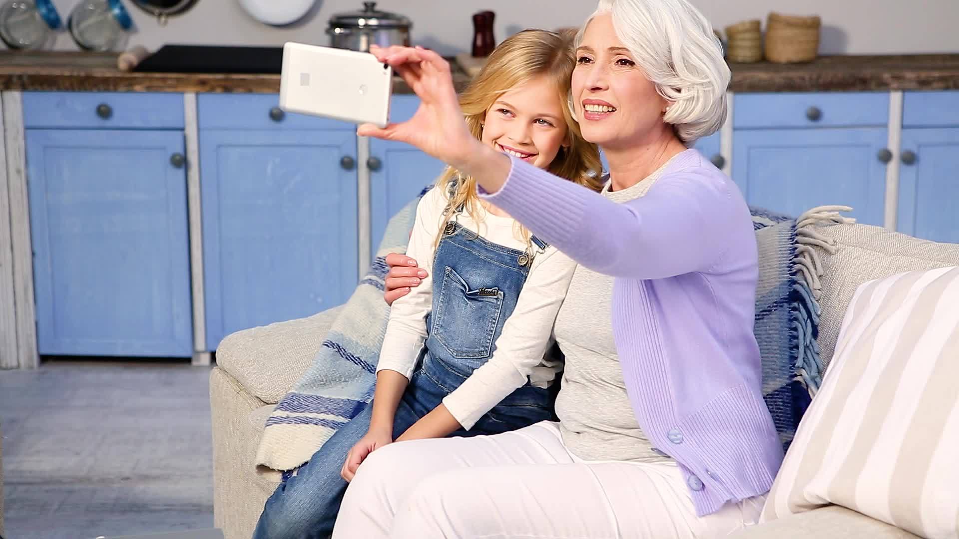 奶奶和小女孩拍照视频的预览图