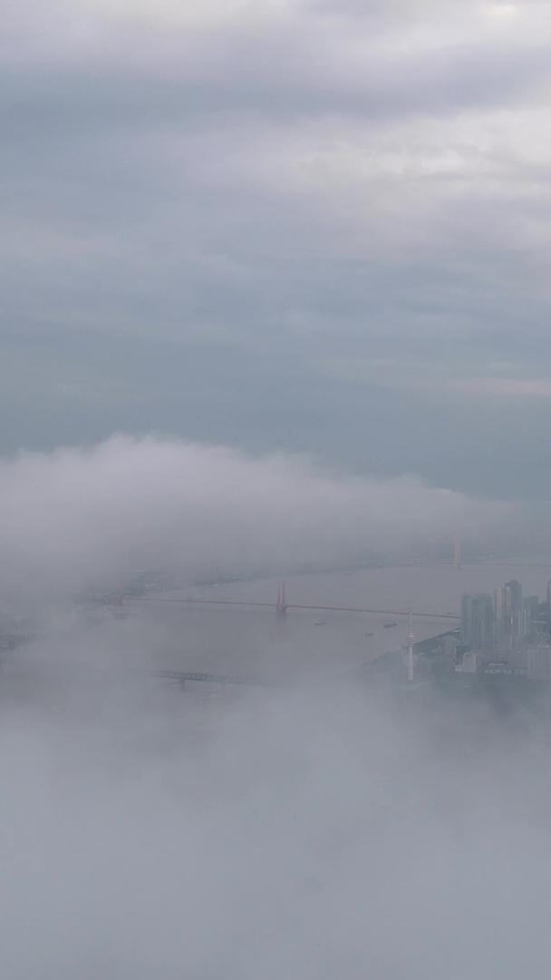 航拍风景城市流动的白云天空俯瞰长江江景道路桥梁城市高空穿云素材视频的预览图