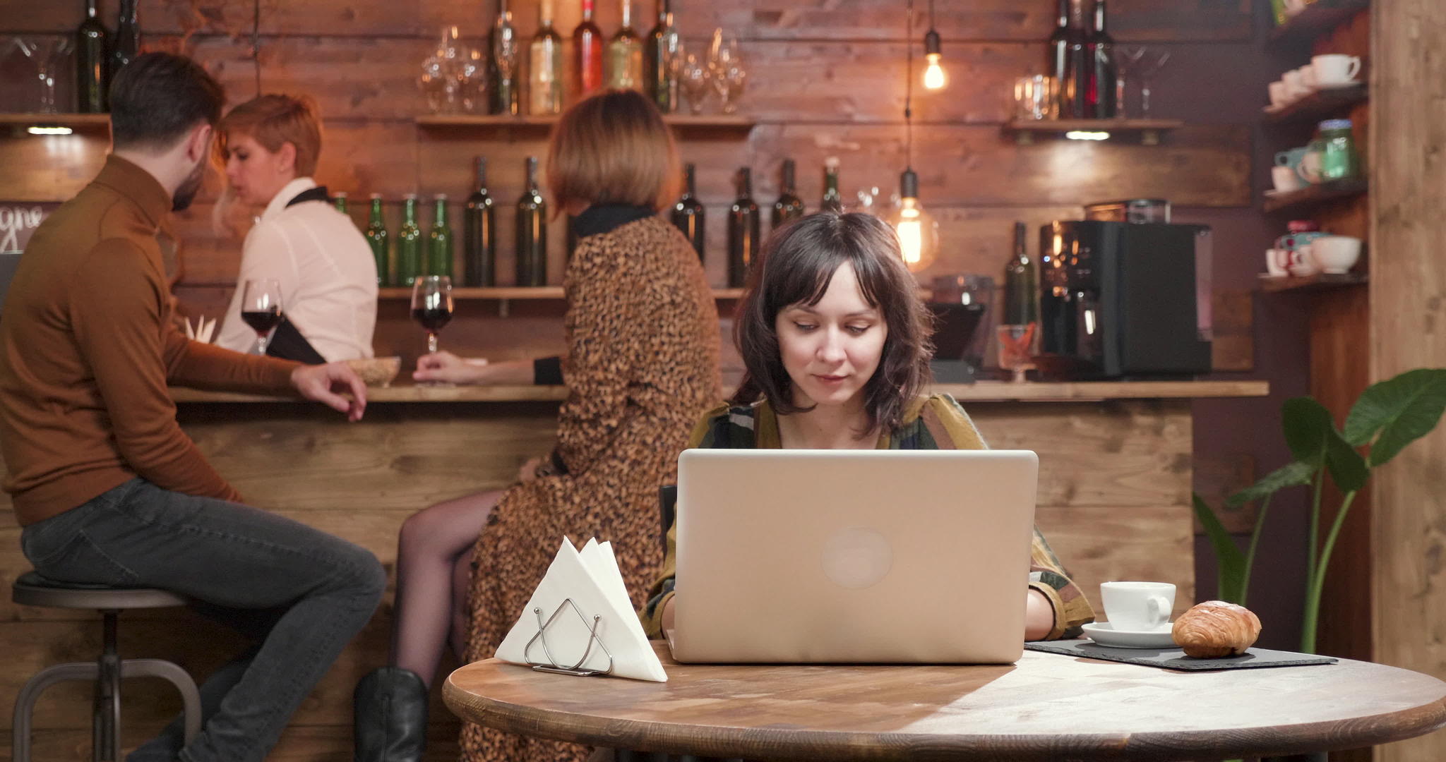 年轻女性博客在喝咖啡和休息时写了一篇文字视频的预览图