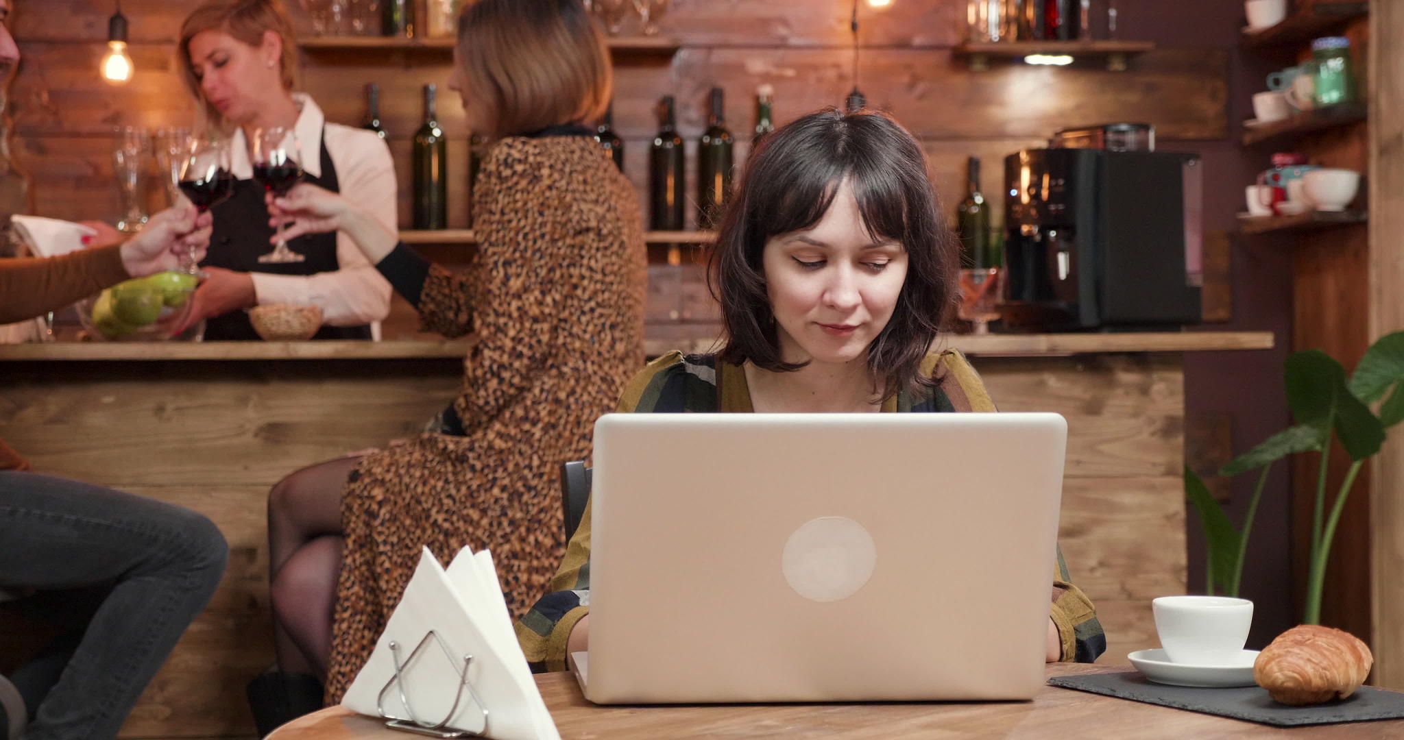 一位年轻的女性设计师在一家咖啡店的一个项目上工作视频的预览图