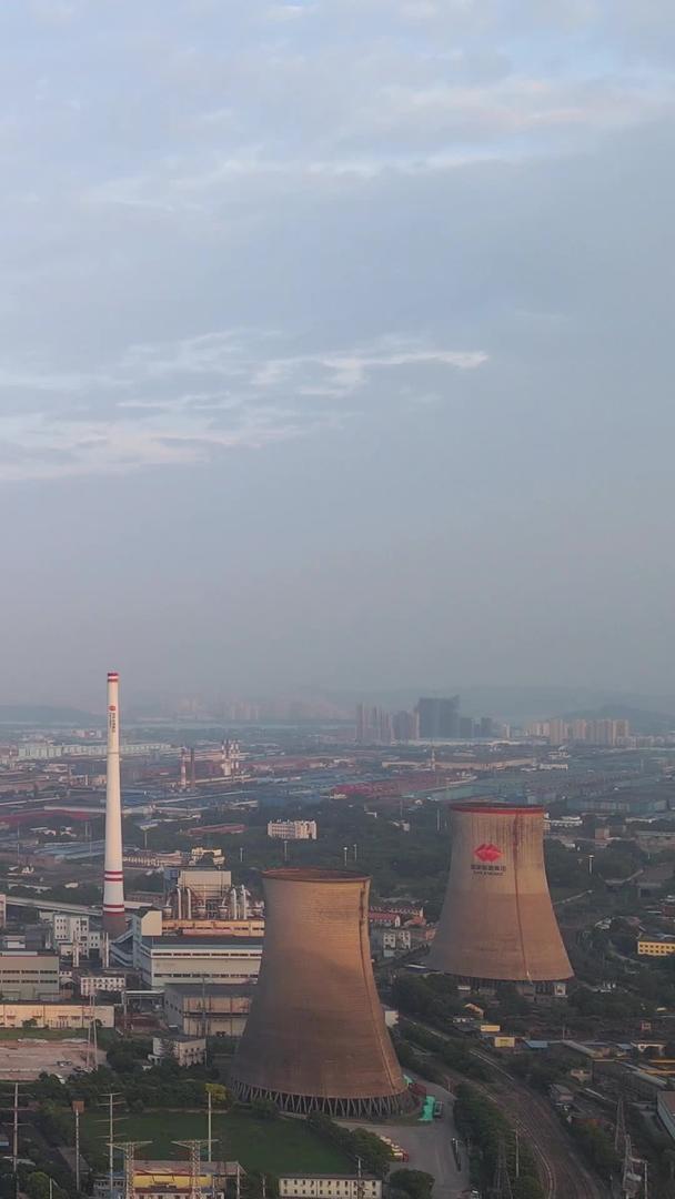 航拍宝武钢铁公司环保节能清洁能源冒烟的工业工厂巨大的烟囱材料视频的预览图