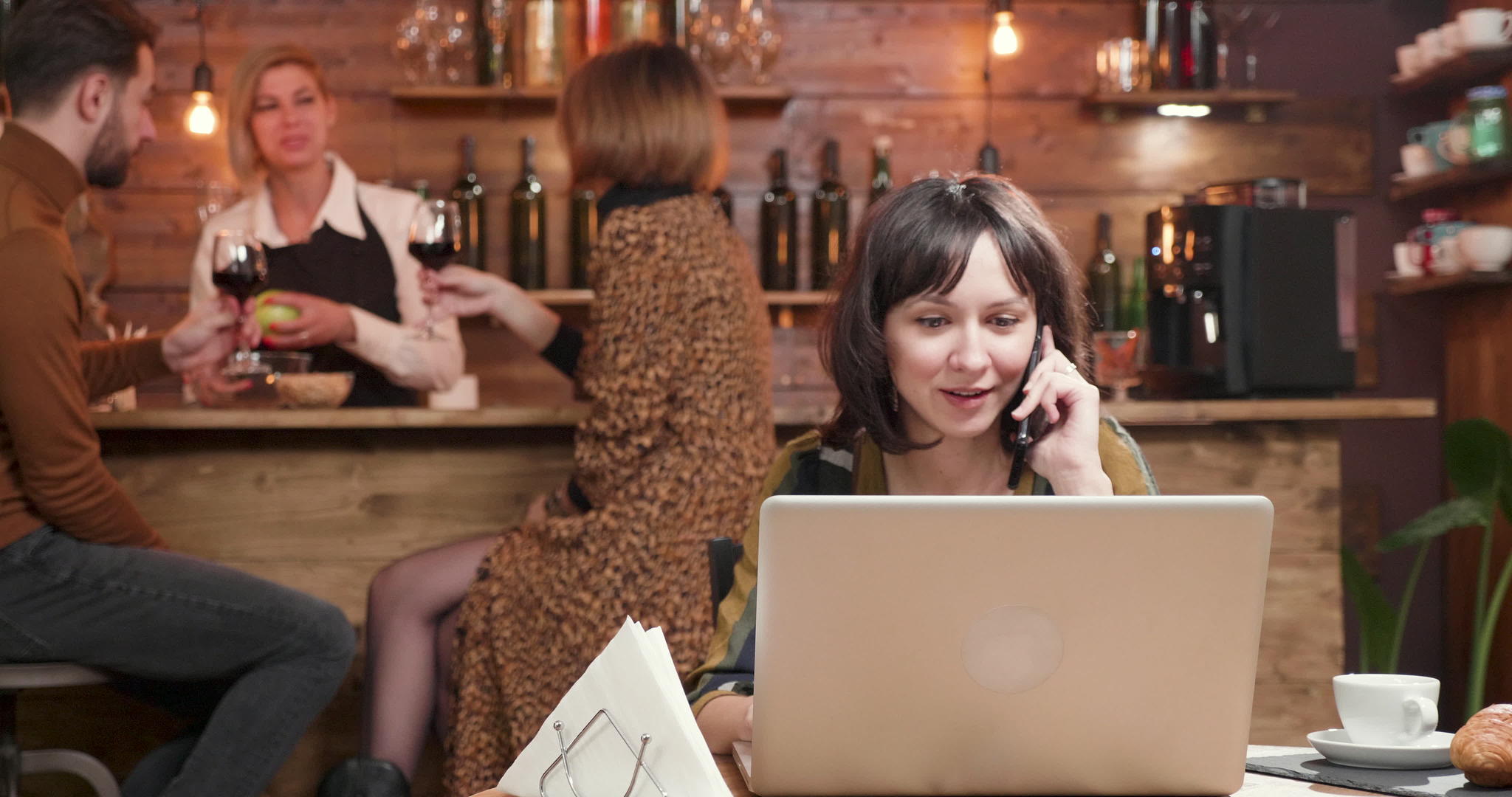 一位美丽的年轻女性自由职业者在她的智能手机上交谈视频的预览图