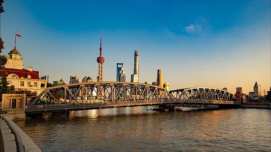 8k上海外白渡桥黄昏车流交通东方明珠延时摄影视频的预览图