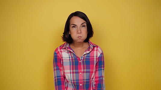 黄色背景的格子衬衫适合人类情感面部表情概念视频的预览图