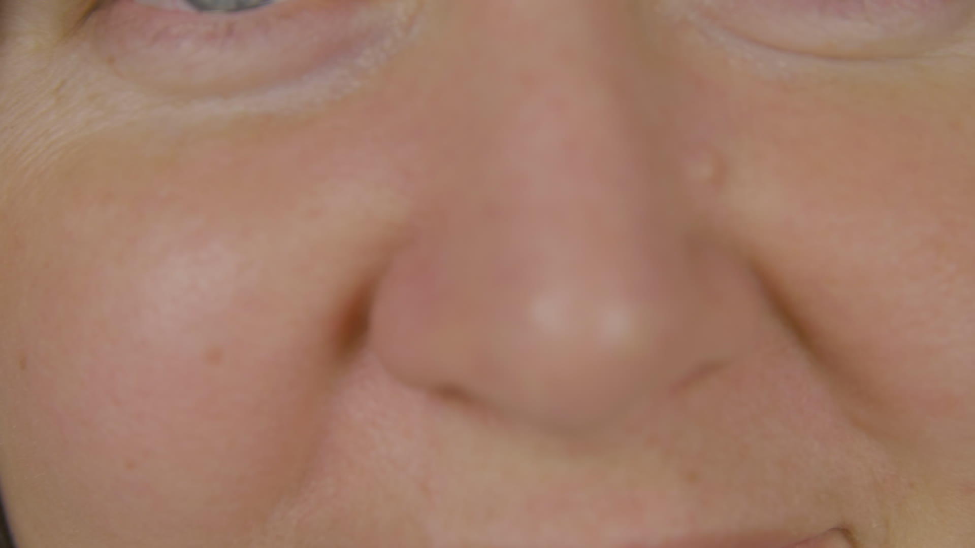 女性的脸和鼻子接近女性鼻子的宏观射击视频的预览图