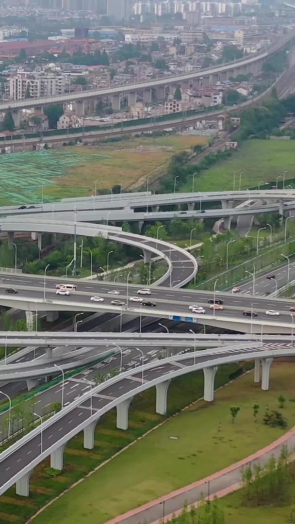 武汉三环复杂的立交桥航拍视频的预览图