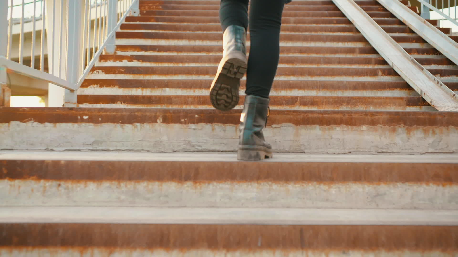 穿着黑色皮靴的女人穿着厚重的黑色靴子在楼上走来走去视频的预览图