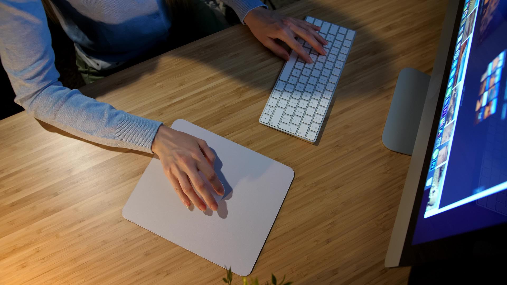 女性晚上在电脑上工作女性双手穿着舒适的家居服坐在电脑上视频的预览图