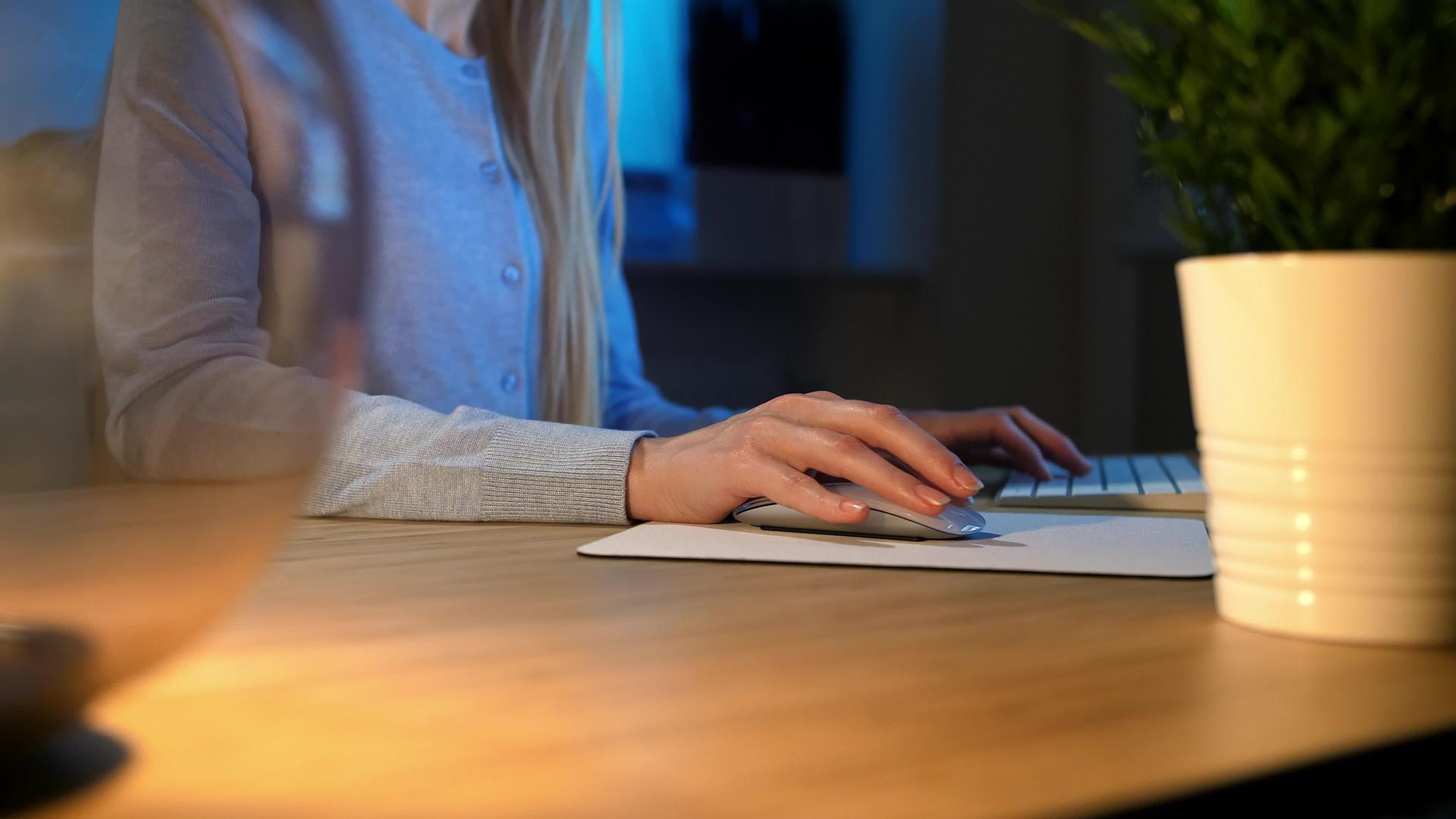 女性晚上在电脑上工作视频的预览图