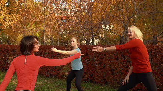 女性在秋季公园的背景下训练舞蹈适合女性在秋季公园的户外训练视频的预览图