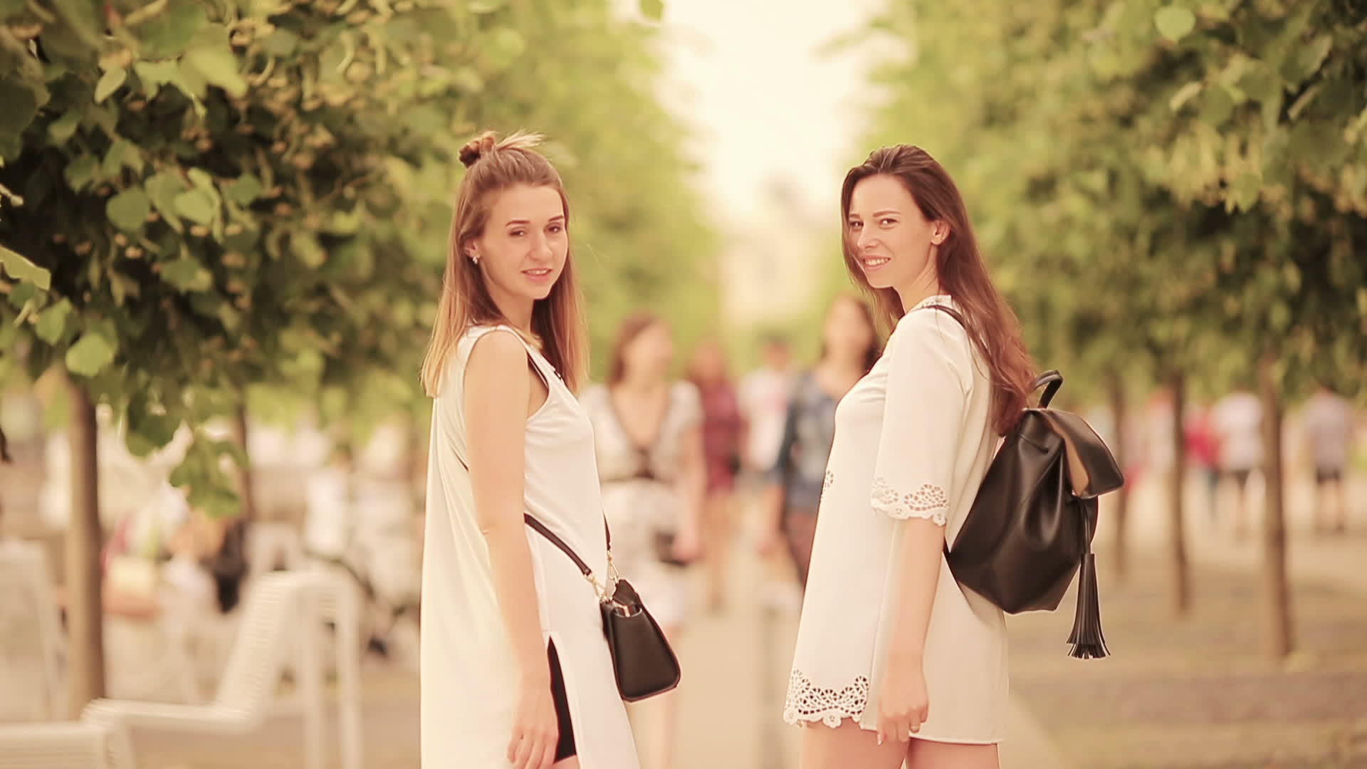 欧洲城市快乐的年轻城市的妇女在欧洲荒芜的街道上游荡视频的预览图