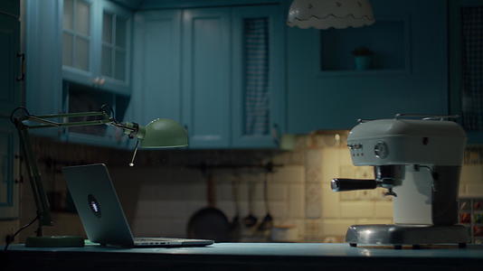 30多岁的年轻女性戴着眼镜深夜在蓝色厨房里跳舞视频的预览图