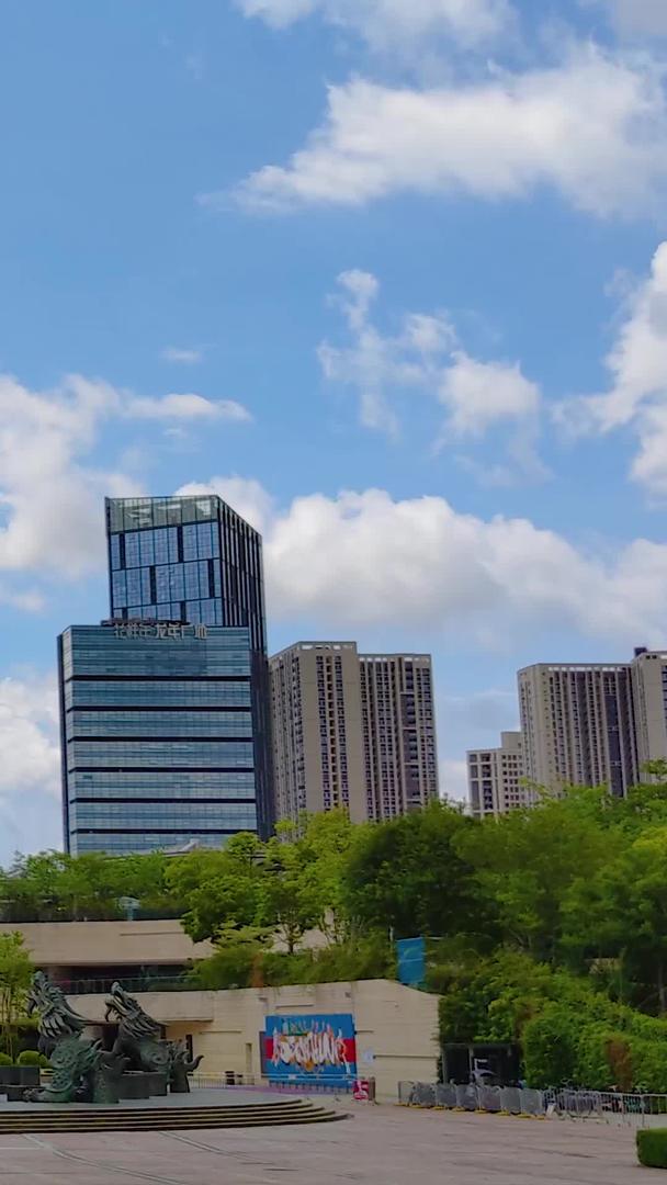 龙城广场雕像深圳龙岗标志建筑延时摄影视频的预览图