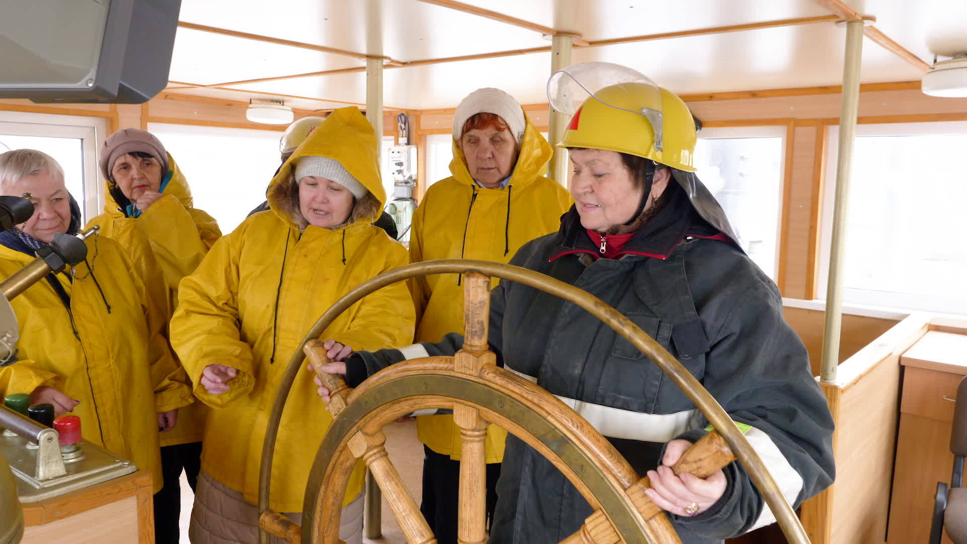 导航桥的女船长和成熟的渔船船长转动方向盘站在那里视频的预览图