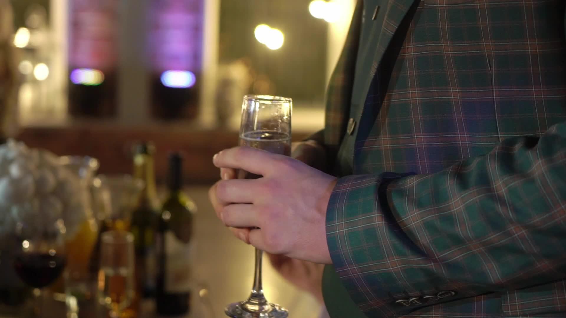 男人们在聚会上喝了闪亮的酒视频的预览图