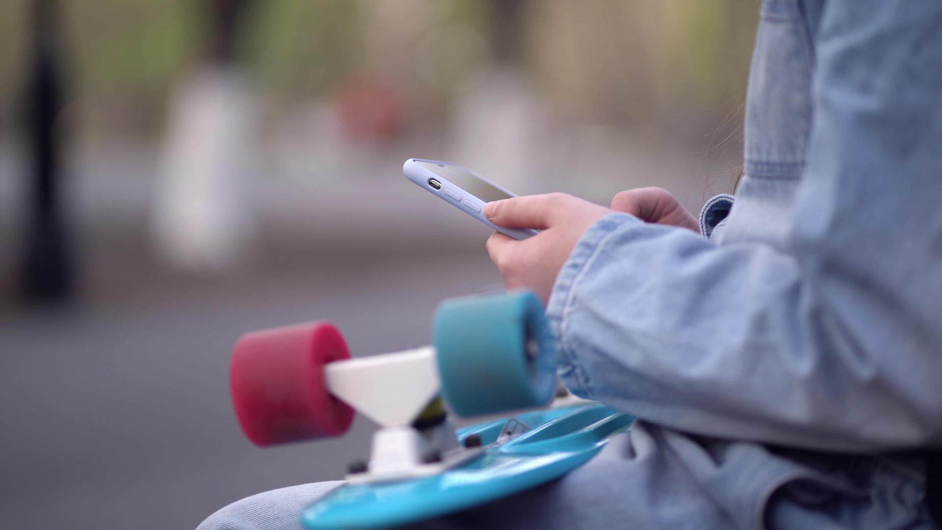 滑板女孩使用手机青年文化概念笑视频的预览图