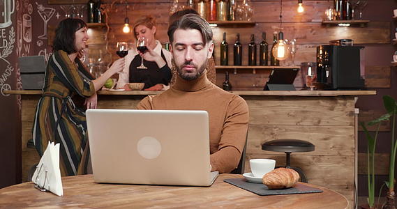 餐馆里的年轻企业家在网络摄像头上聊天视频的预览图