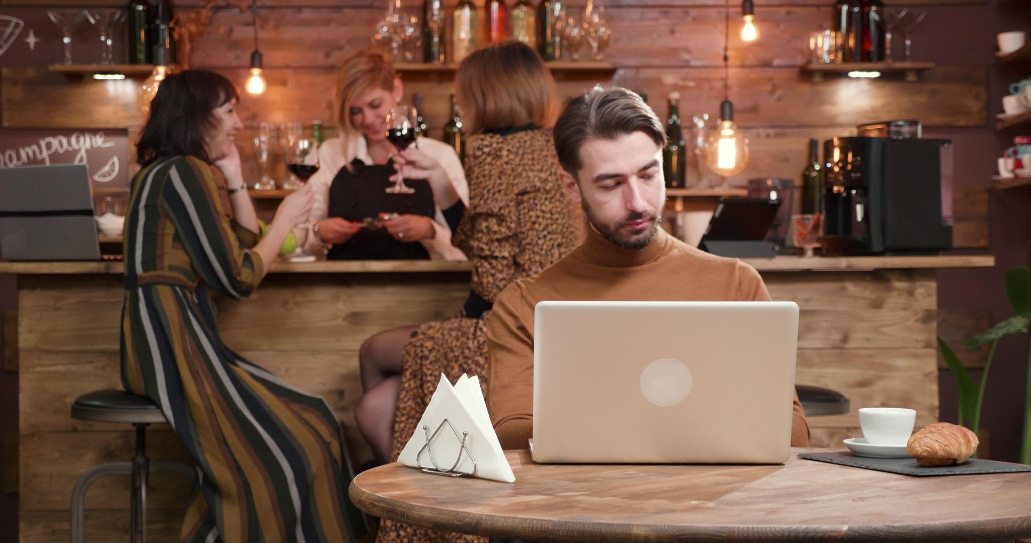 年轻的自由职业青年在工作中被一杯咖啡诱惑视频的预览图