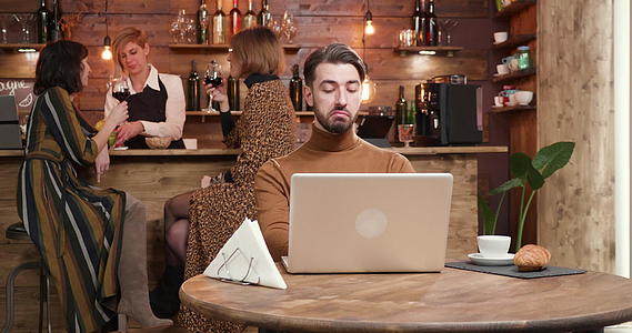 男人在网上聊天时喝一杯咖啡视频的预览图