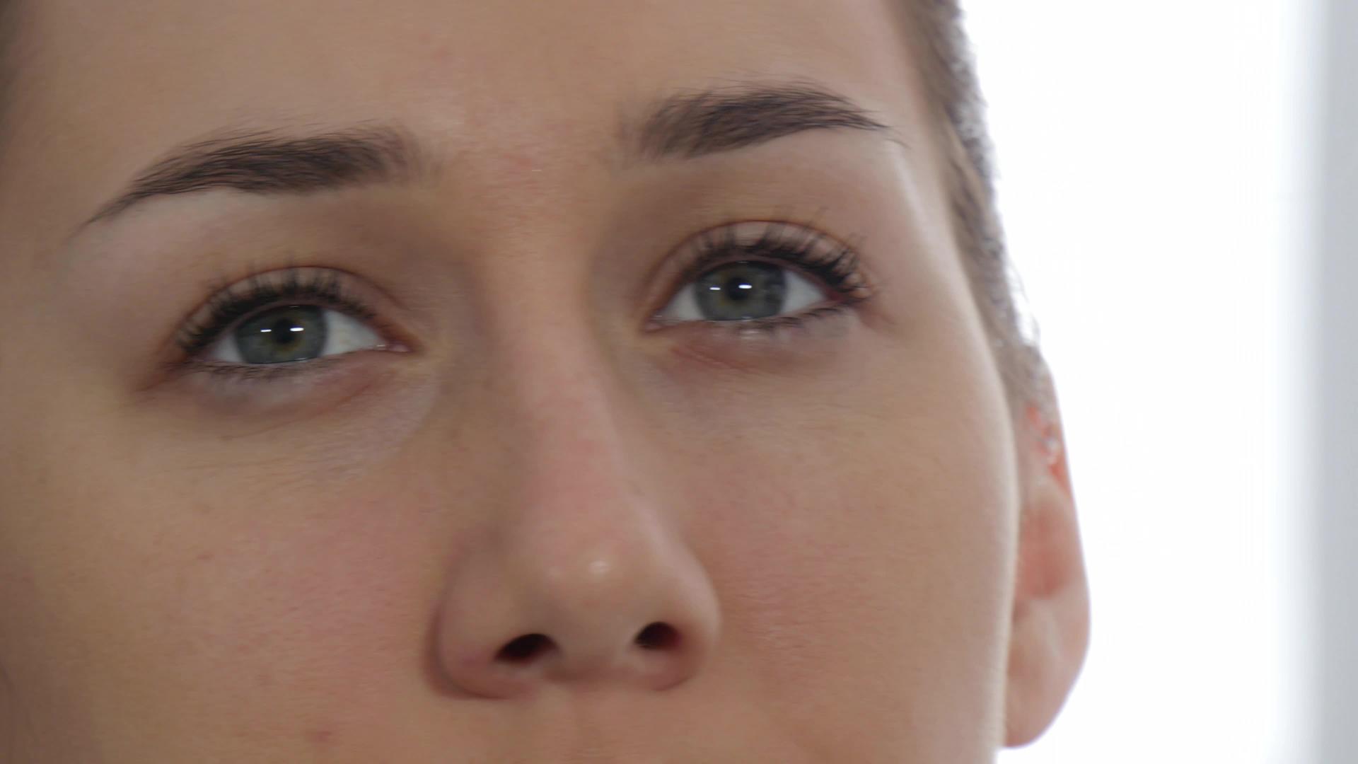 一个年轻女子的蓝眼睛紧闭着视频的预览图