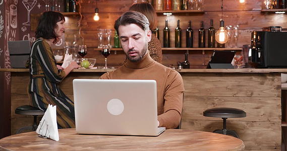 在笔记本电脑上工作时咖啡供应在咖啡店视频的预览图