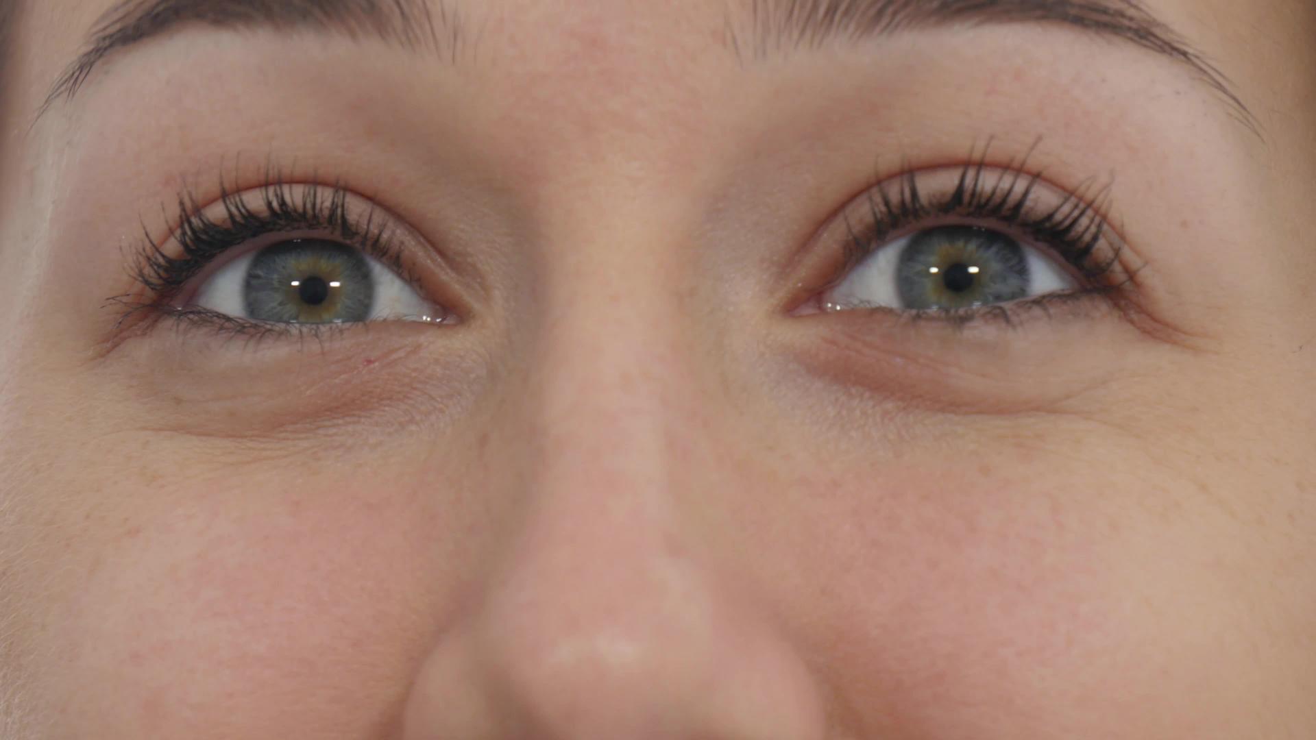 一个年轻女子的蓝眼睛紧闭着视频的预览图