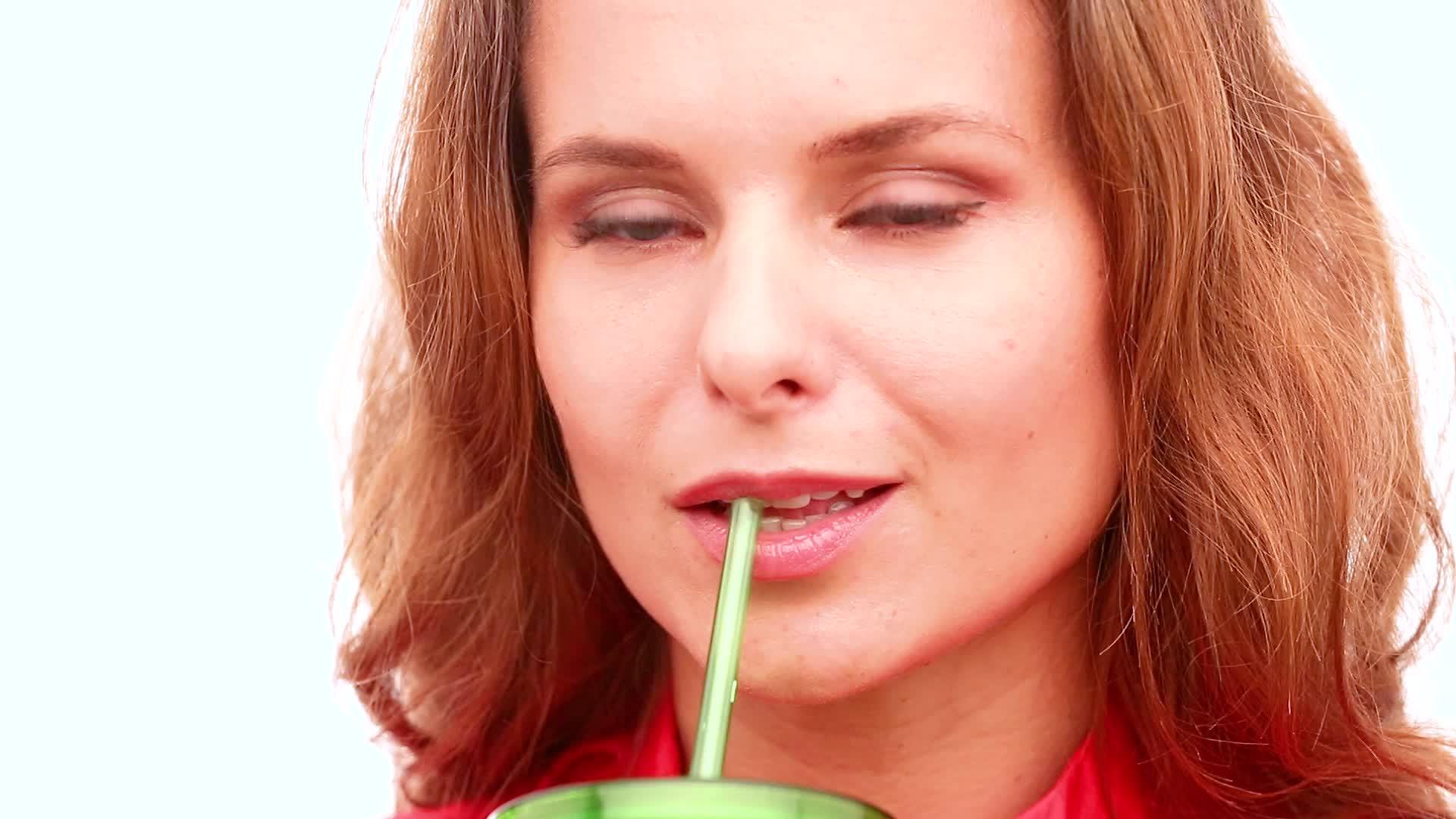 在演播室喝果汁的漂亮女士视频的预览图